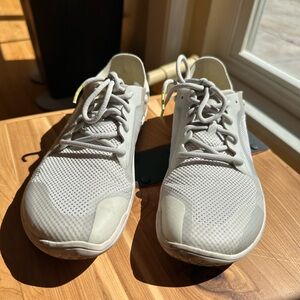 Vivo barefoot - White - Women’s - Euro 39L - like new - used a couple of times
